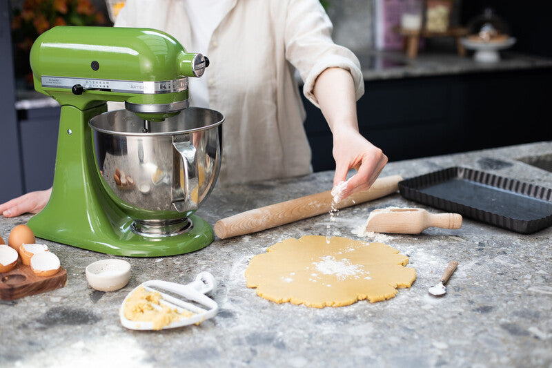 KitchenAid 4,8 L 5KSM175 Artisan Küchenmaschine Meatlover mit Ganzmetall- Fleischwolf