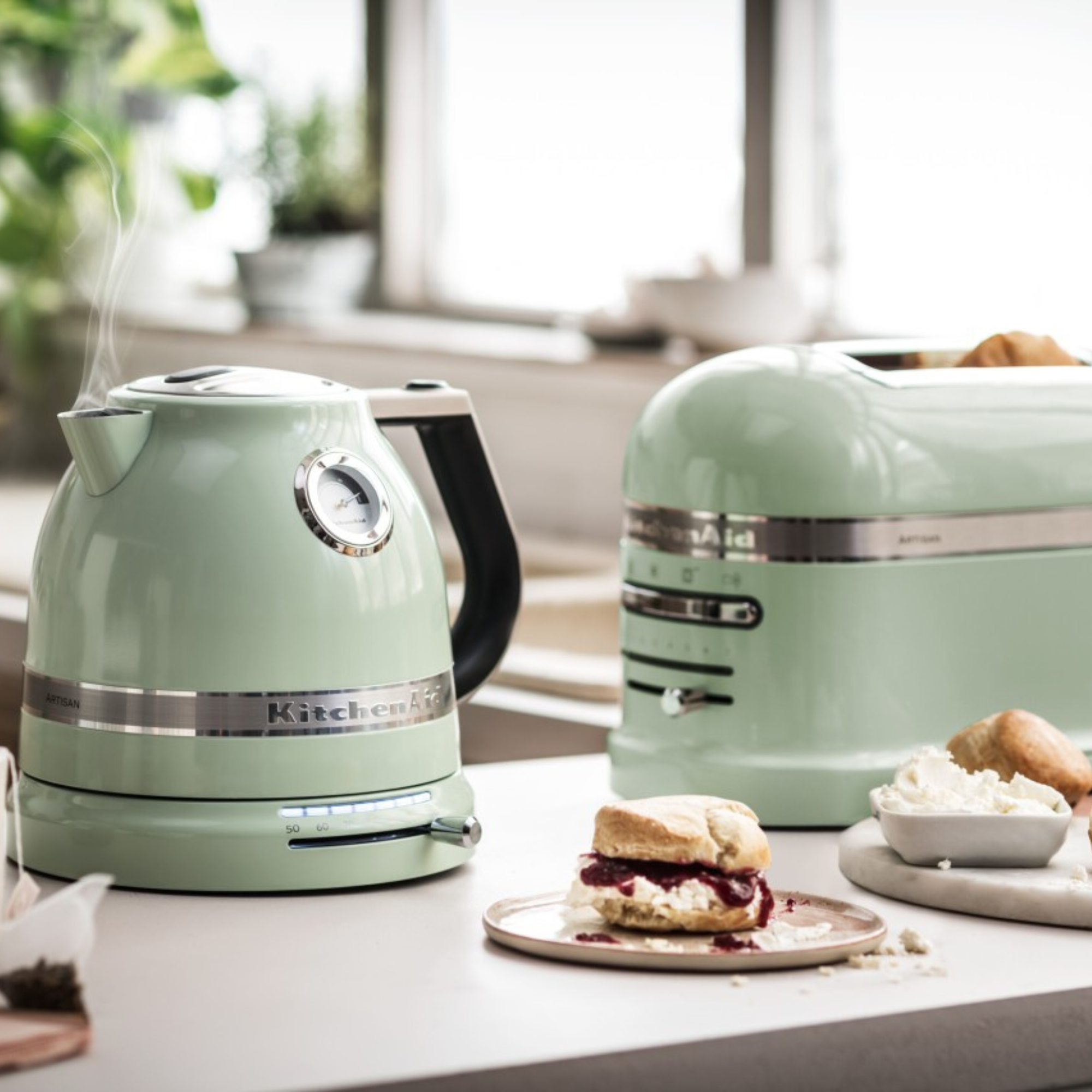 KitchenAid Artisan Frühstücksset inkl. Wasserkocher 5KEK1522, 2 Scheiben Toaster 5KMT2204 und Brötchenaufsatz