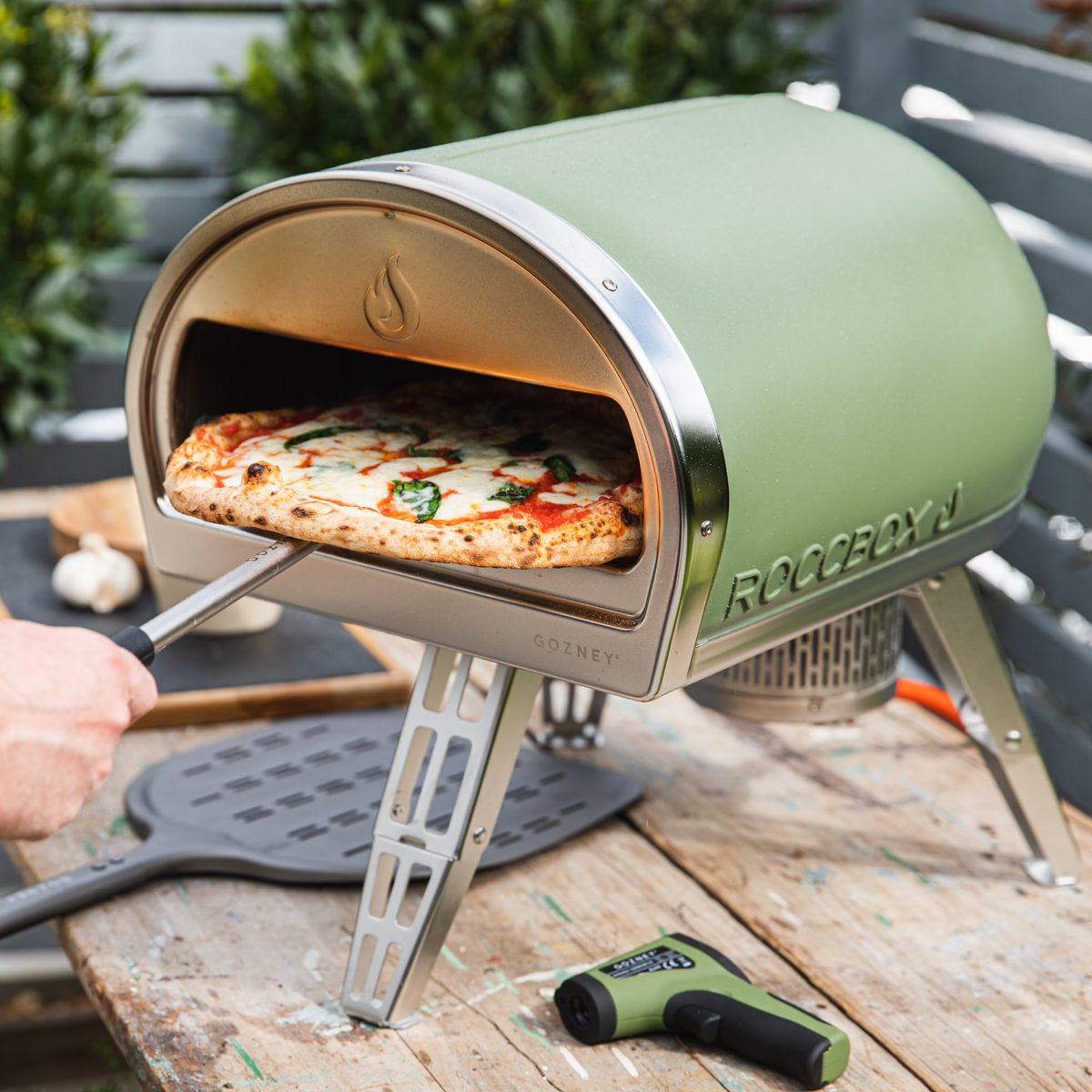 Gozney Roccbox Pizzaofen mit Abdeckhaube und Frontablage